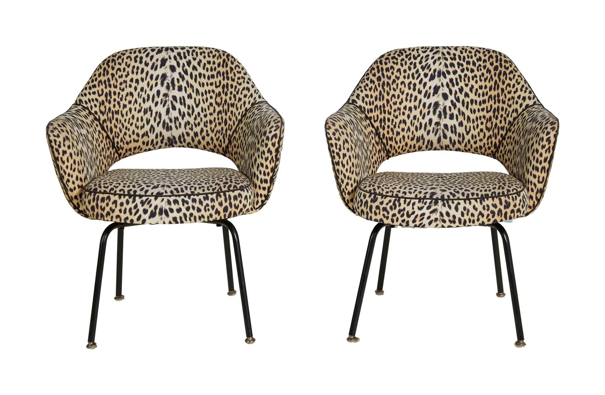 Lot #386. Joe Walsh | Pair of Eero Saarinen Style Executive Armchairs Lot #386 Joe Walsh Pair of Eero Saarinen Style Executive Armchairs