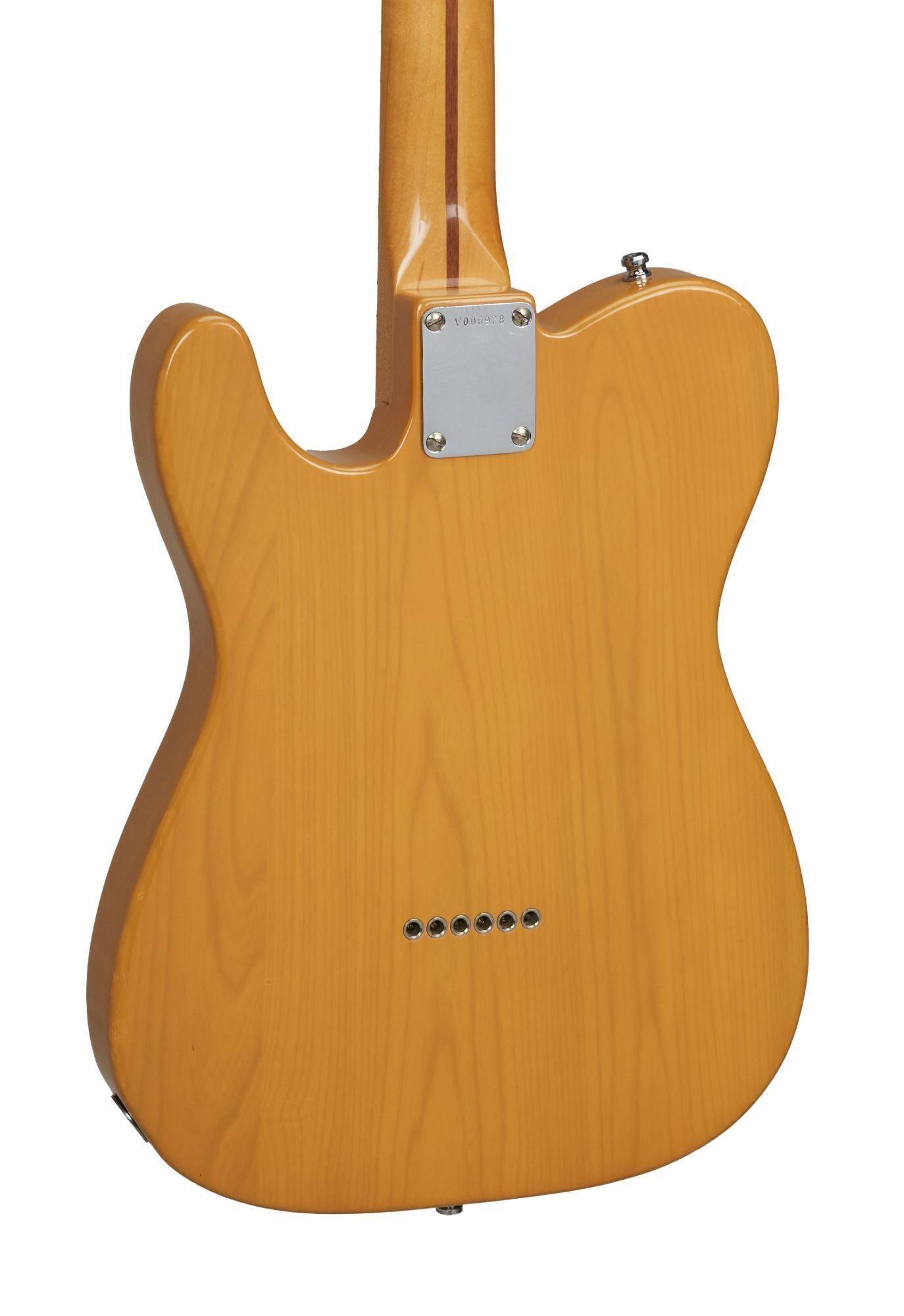 a close up of the back of a guitar that says ' fender ' on it