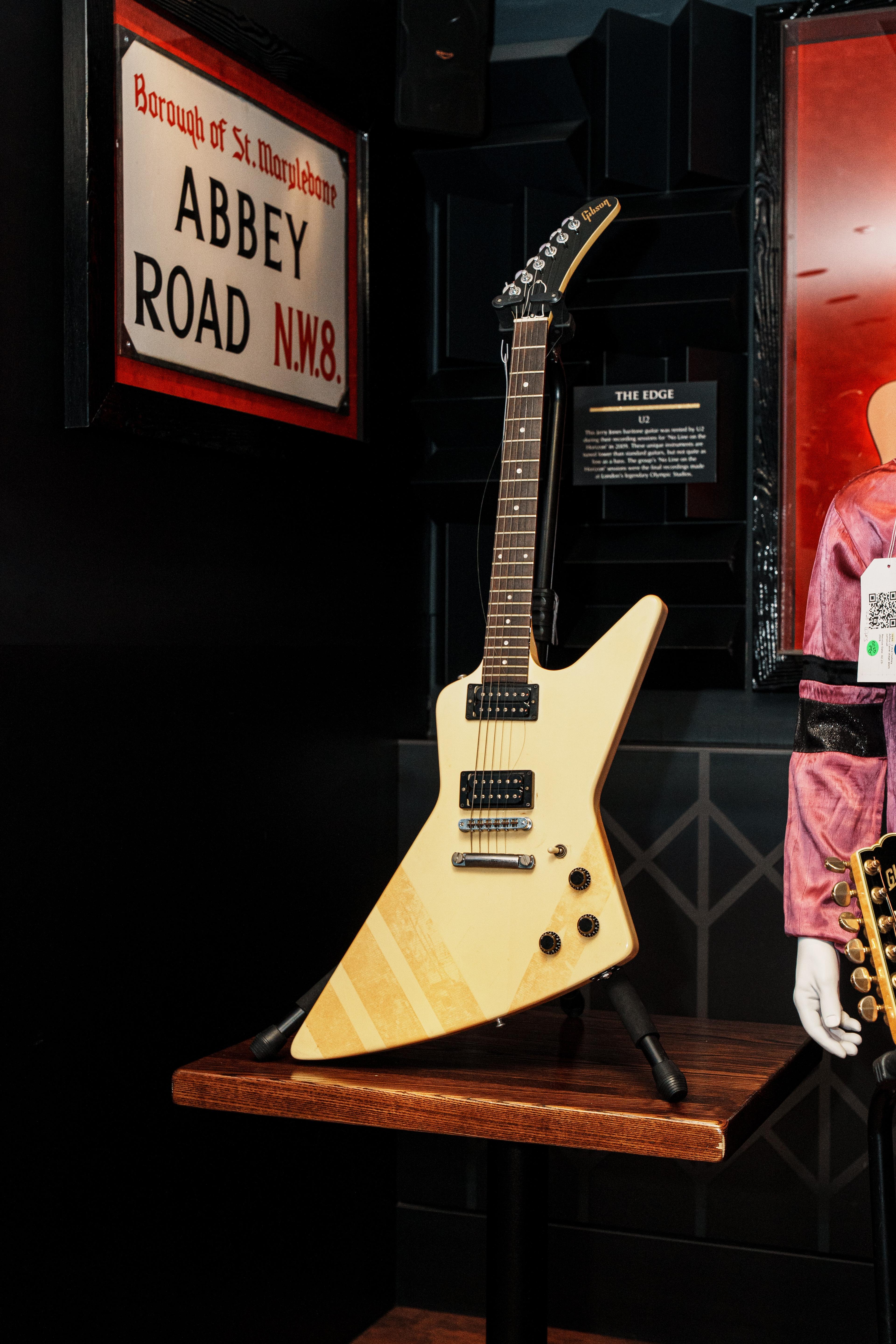 Mick Mars 1984 Gibson Explorer Mick Mars Theater guitar Mick Mars 1984 Gibson Explorer Mick Mars Theater guitar