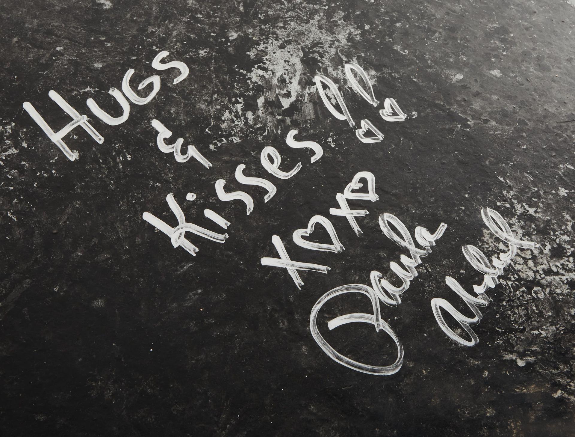 a message that reads hugs and kisses signed by paula abdul