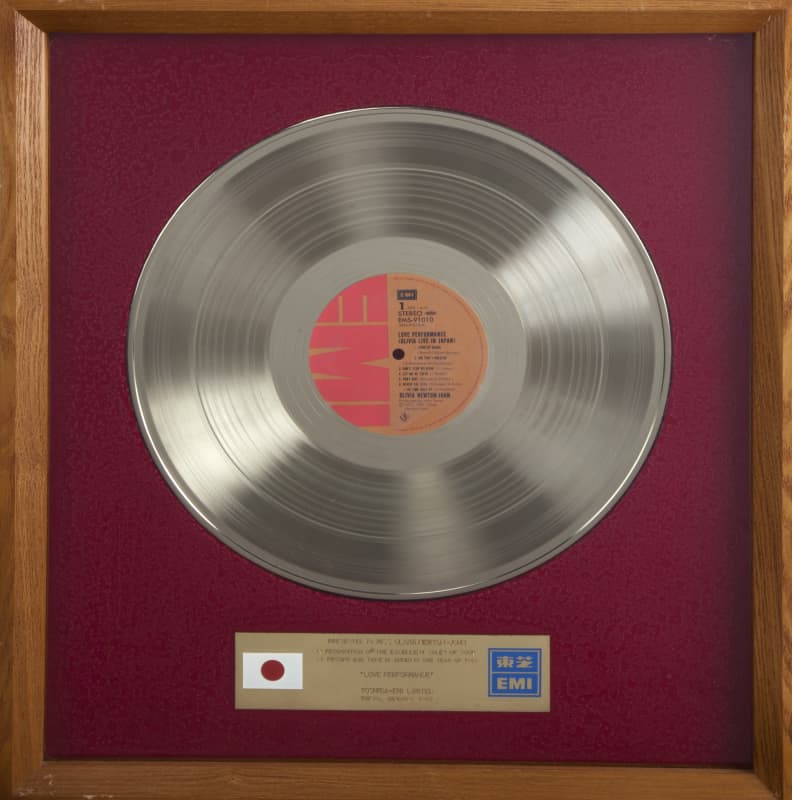 OLIVIA NEWTON-JOHN LOVE PERFORMANCE JAPANESE RECORD AWARD