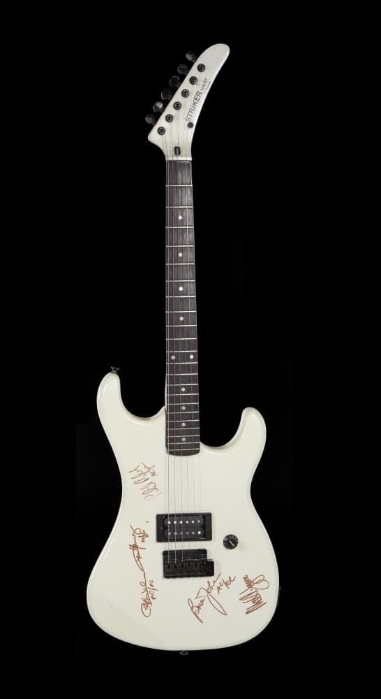 KRAMER STRIKER 100ST ホワイト エレキギター AC/DC: BAND MEMBER SIGNED KRAMER STRIKER 100ST ELECTRIC GUITAR •