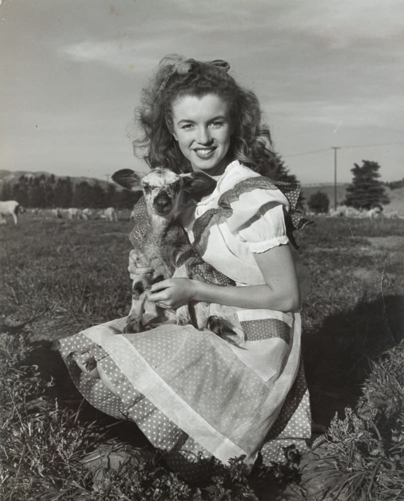 MARILYN MONROE 1945-1973 BLACK AND WHITE PHOTOGRAPH BY ANDRE DE