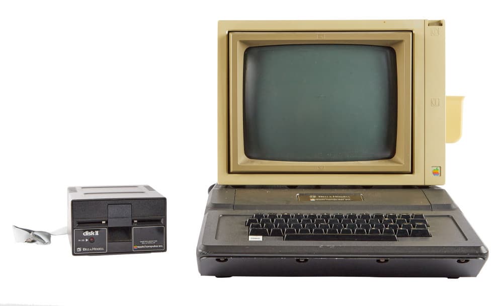 APPLE: 1979 BELL & HOWELL 